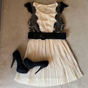 Daytrip ivory with detailed black lace